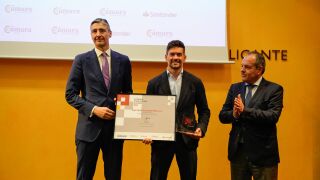 El presidente de C&aacute;mara de Comercio de Alicante, Carlos Ba&ntilde;o, izquierda, y el director comercial de Empresas del Banco Santander entregando el Premio Pyme del A&ntilde;o Alicante 2025 al CEO y fundador de PCEX Automotive