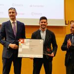 El presidente de C&aacute;mara de Comercio de Alicante, Carlos Ba&ntilde;o, izquierda, y el director comercial de Empresas del Banco Santander entregando el Premio Pyme del A&ntilde;o Alicante 2025 al CEO y fundador de PCEX Automotive