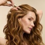 Aplicaci&oacute;n de un s&eacute;rum capilar en el cuero cabelludo