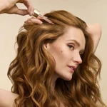 Aplicación de un sérum capilar en el cuero cabelludo