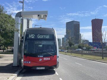  Un autob&uacute;s el&eacute;ctrico de la l&iacute;nea H12 de TMB, en una imagen de archivo