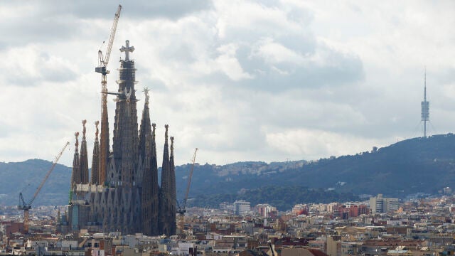 FOTODELD&Iacute;A GRAFCAT9456. BARCELONA (ESPA&Ntilde;A), 10/03/2026.- La cruz que corona la Sagrada Familia luce al completo tras la retirada de los andamios que la tapaban durante las obras de instalaci&oacute;n.EFE/ Quique Garc&iacute;a 