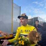 Juan Ayuso, con el maillot de l&iacute;der