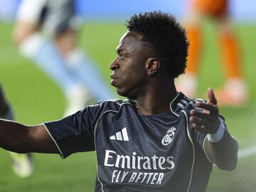 F&uacute;tbol/Champions.- Vin&iacute;cius, Tchouam&eacute;ni y Huijsen, apercibidos en el Real Madrid ante el City en Champions