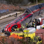 Accidente de tren en Adamuz. Im&aacute;genes de los restos de los trenes Alvia e Iryo en las v&iacute;as. 