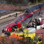 Accidente de tren en Adamuz. Imágenes de los restos de los trenes Alvia e Iryo en las vías.