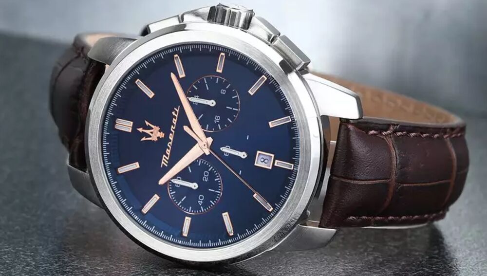 Un diseño elegante con esfera azul y correa de cuero