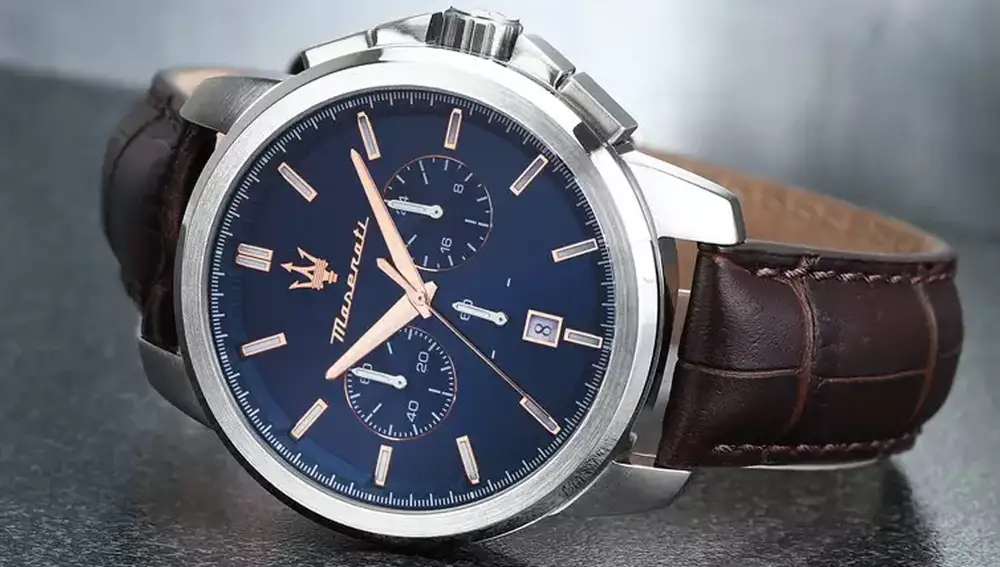 Un diseño elegante con esfera azul y correa de cuero