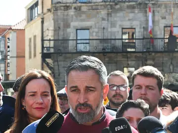 Abascal califica de "crimen" abrir las puertas de los hospitales a los inmigrantes ASTORGA (LEÓN), 10/03/2026.- El presidente de Vox, Santiago Abascal, en declaraciones a los medios de comunicación durante su presencia en el municipio leonés de Astorga, este martes donde participa en la campaña electoral de Castilla y León. EFE/ J. Casares