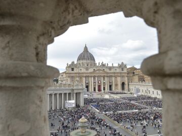 El Vaticano plantea "reformular" competencias de los sacerdotes para abrir nuevos espacios de responsabilidad a mujeres