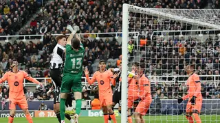 UEFA Champions League - Newcastle United vs FC Barcelona NEWCASTLE (United Kingdom), 10/03/2026.- Harvey Barnes of Newcastle United (L) and Raphinha of Barcelona (R) in action during the UEFA Champions League Round of 16 first leg match between Newcastle United and FC Barcelona, in Newcastle, Britain, 10 March 2026. (Liga de Campeones, Reino Unido) EFE/EPA/ADAM VAUGHAN