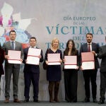 El consejero de la Presidencia, Luis Miguel Gonz&aacute;lez Gago, entrega los I Premios a trabajos acad&eacute;micos sobre deslegitimaci&oacute;n del terrorismo, y clausura el acto institucional con motivo del D&iacute;a Europeo de las V&iacute;ctimas del Terrorismo. Se realiza una ofrenda floral y un minuto de silencio