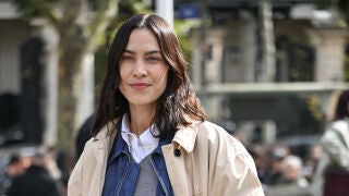 Alexia Chung con look con vaqueros. 