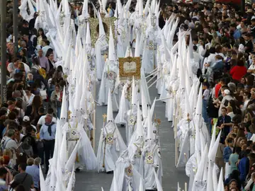 Un desfile procesional durante la Semana Santa malagueña, una cita crucial para el sector turístico Un desfile procesional durante la Semana Santa malagueña, una cita crucial para el sector turístico