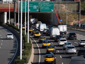 Econom&iacute;a/Transportes.- El taxi y el VTC mantienen el pulso el d&iacute;a antes de tramitarse la nueva ley del taxi catalana