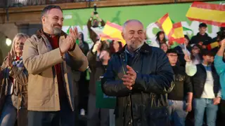 El presidente nacional de VOX, Santiago Abascal, clausura el acto público de campaña en la Plaza Mayor de Benavente, Zamora El presidente nacional de VOX, Santiago Abascal, clausura el acto público de campaña en la Plaza Mayor de Benavente, Zamora