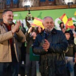 El presidente nacional de VOX, Santiago Abascal, clausura el acto p&uacute;blico de campa&ntilde;a en la Plaza Mayor de Benavente, Zamora