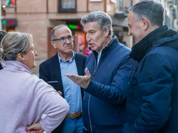 Núñez Feijóo de campaña en El Burgo de Osma (Soria) EL BURGO DE OSMA (SORIA), 10/03/2026.- El presidente del Partido Popular Alberto Núñez Feijóo, acompañado por alcalde de la localidad Antonio Pardo (d), habla con los vecinos antes de participar en un acto electoral que los populares celebran hoy martes en El Burgo de Osma. EFE/Wifredo García.