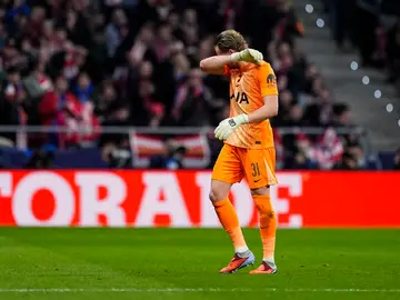 Antonin Kinsky se lamenta tras uno de los goles recibidos Antonin Kinsky of Tottenham Hotspur gestures during the UEFA Champions League 2025/26 Round of 16 First Leg match between Atletico de Madrid and Tottenham Hotspur at Riyadh Air Metropolitano on March 10, 2026, in Madrid, Spain.AFP7 10/03/2026 ONLY FOR USE IN SPAIN