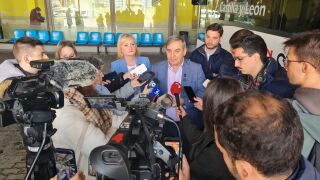  La candidata del Partido Popular por la provincia de Zamora a las Cortes de Castilla y Le&oacute;n, Leticia Garc&iacute;a S&aacute;nchez, y el tambi&eacute;n candidato Juan del Canto Sevillano, acompa&ntilde;ados por el consejero de Movilidad y Transformaci&oacute;n Digital de la Junta de Castilla y Le&oacute;n, Jos&eacute; Luis Sanz Merino, han utilizado la tarjeta Buscyl en un trayecto entre Morales del Vino y la capital zamorana