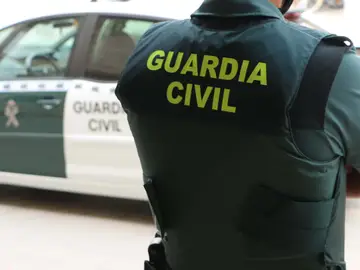 Agente de la Guardia Civil junto a un vehículo (Foto de ARCHIVO)Agente de la Guardia Civil junto a un vehículo del instituto armadoREMITIDA / HANDOUT por Guardia CivilFotografía remitida a medios de comunicación exclusivamente para ilustrar la noticia a la que hace referencia la imagen, y citando la procedencia de la imagen en la firma20/11/2025