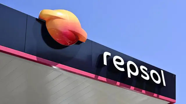 Repsol invertirá un máximo de 10.000 millones hasta 2028 y repartirá 3.600 millones en dividendos en efectivo Repsol invertirá un máximo de 10.000 millones hasta 2028 y repartirá 3.600 millones en dividendos en efectivo