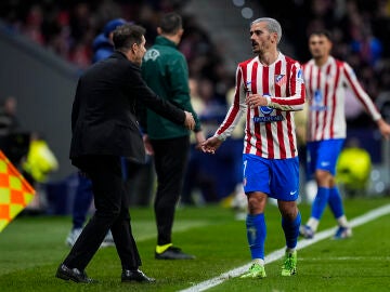 Antoine Griezmann of Atletico de Madrid speak with Diego Simeone during the UEFA Champions League 2025/26 Round of 16 First Leg match between Atletico de Madrid and Tottenham Hotspur at Riyadh Air Metropolitano on March 10, 2026, in Madrid, Spain. AFP7 10/03/2026 ONLY FOR USE IN SPAIN