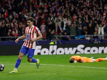 MADRID, 10/03/2026.- El jugador del Atl&eacute;tico de Madrid Juli&aacute;n &Aacute;lvarez marca el 3-0 ante el portero checo del Tottenham Antonin Kinsky, durante el encuentro correspondiente a la ida de los octavos de final de la Liga de Campeones que disputan este martes Atl&eacute;tico de Madrid y Tottenham, en el estadio Metropolitano, en Madrid. EFE/Juanjo Mart&iacute;n 