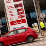 El di&eacute;sel ha subido un 20% y la gasolina un 10% desde que comenzara la guerra en Ir&aacute;n. David Jar 