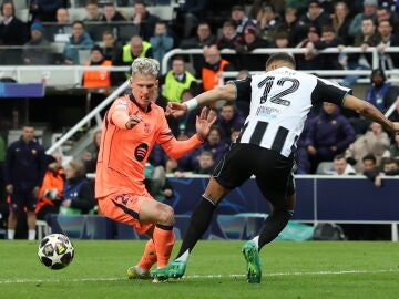 NEWCASTLE (United Kingdom), 10/03/2026.- Dani Olmo of Barcelona (L) is fouled by Malick Thiaw of Newcastle United (R) leading to a penalty during the UEFA Champions League Round of 16 first leg match between Newcastle United and FC Barcelona, in Newcastle, Britain, 10 March 2026. (Liga de Campeones, Reino Unido) EFE/EPA/ADAM VAUGHAN 