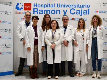 Foto del equipo del Ram&oacute;n y Cajal responsable del estudio, con la doctora Fern&aacute;ndez Lucas en el centro