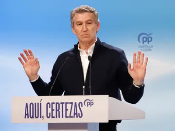 Feijóo, líder del PP, contraprograma el «No a a la guerra» El presidente del Partido Popular, Alberto Núñez Feijóo, interviene durante un mitin, en el Teatro Centro Cultural San Agustín, a 10 de marzo de 2026, en El Burgo de Osma, Soria, Castilla y León (España). El mitin se enmarca en la campaña del Partido Popular para las elecciones autonómicas de Castilla y León que se celebrarán el próximo domingo 15 de marzo.10 MARZO 2026Concha Ortega Oroz / Europa Press10/03/2026