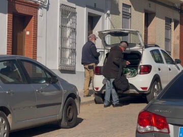 HORNACHOS (BADAJOZ), 11/03/2026.- Los dos hermanos de Hornachos (Badajoz) investigados en relaci&oacute;n con la desaparici&oacute;n de su vecina Francisca Cadenas han abandonado su domicilio poco antes de la cinco de la tarde de este mi&eacute;rcoles y cargados con varias mochilas. La Guardia Civil ha detenido a los dos hermanos tras el hallazgo de restos &oacute;seos en el registro de una vivienda. EFE/Vicente Roso 
