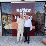 Jos&eacute; Manuel Fern&aacute;ndez junto al Padre &Aacute;ngel en el Museo del Juguete de Medina del Campo