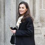 La Reina Letizia acude a la capilla de Raúl del Pozo en Madrid