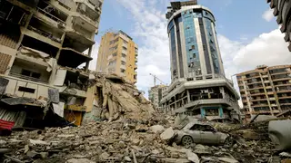 Líbano.- Aumentan por encima de 600 los muertos por ataques de Israel en Líbano en el marco de su ofensiva contra Irán March 7, 2026, Beirut, Beirut, Lebanon: A car is buried under rubble of a destroyed a building man in Beirut southern suburb following heavy Israeli air strikes on the stronghold of the pro-Iranian Hezbollah. The heavy air raids caused wide destruction and flatting several buildings in ruins and causing significant devastation to infrastructure. Europa Press/Contacto/Marwan Naamani 07/03/2026 ONLY FOR USE IN SPAIN