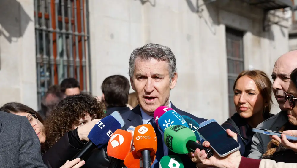 Alberto Núñez Feijó en la capilla ardiente de Raúl del Pozo