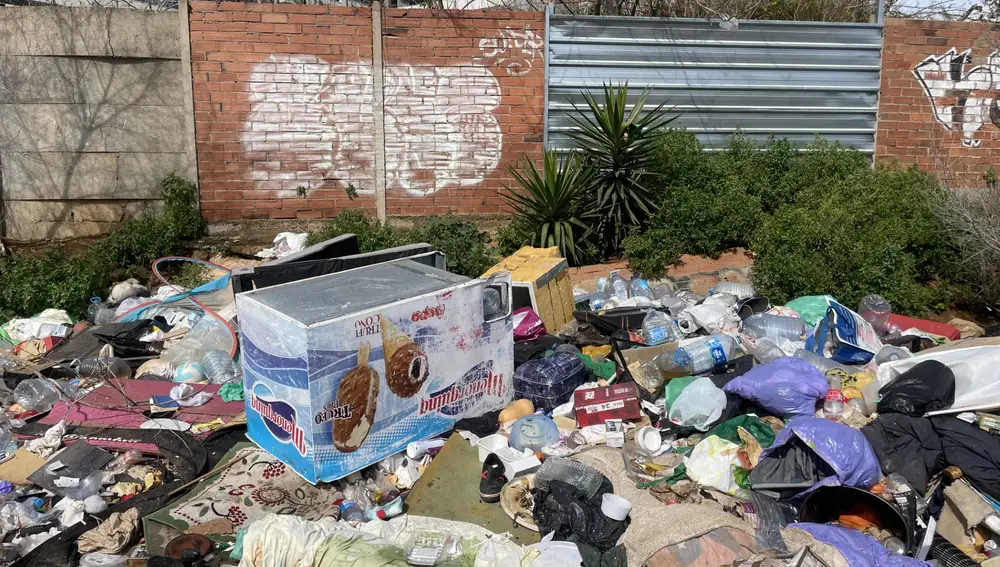 Imagen de basura acumulada en las barracas