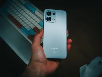 oppo a6 pro parte trasera en la mano oppo a6 pro parte trasera en la mano