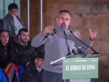 Santiago Abascal hace campaña en El Burgo de Osma EL BURGO DE OSMA (SORIA), 11/03/2026.- El líder de VOX Santiago Abascal interviene durante el acto electoral que el partido celebra este miércoles en la Plaza de la Catedral de El Burgo de Osma (Soria). EFE/Wifredo García.