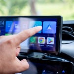 Esta pantalla para coche con c&aacute;mara trasera es la forma m&aacute;s barata de tener CarPlay inal&aacute;mbrico
