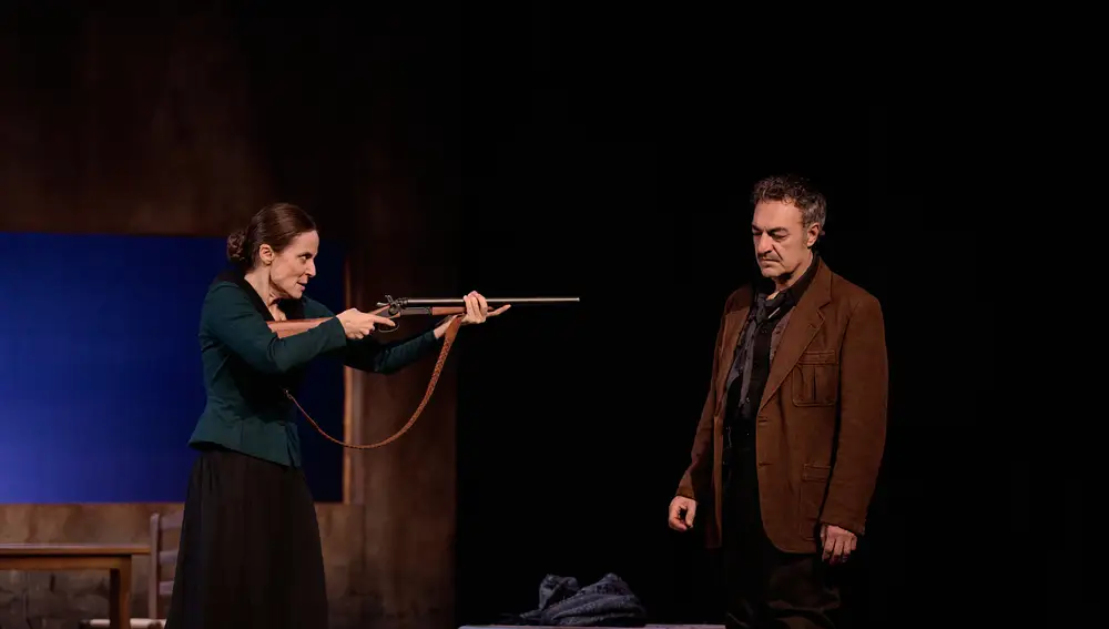 Aitana Sánchez-Gijón (Raimunda) y Juan Carlos Vellido (Esteban), en un pase gráfico