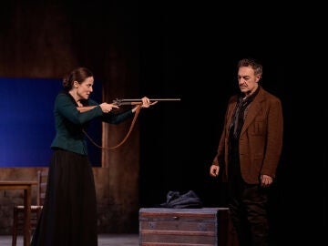 Aitana S&aacute;nchez-Gij&oacute;n (Raimunda) y Juan Carlos Vellido (Esteban), en un pase gr&aacute;fico