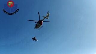 (Foto de ARCHIVO)Rescate de un hombre ca&iacute;do a las rocas en Mendexa (Vizcaya)