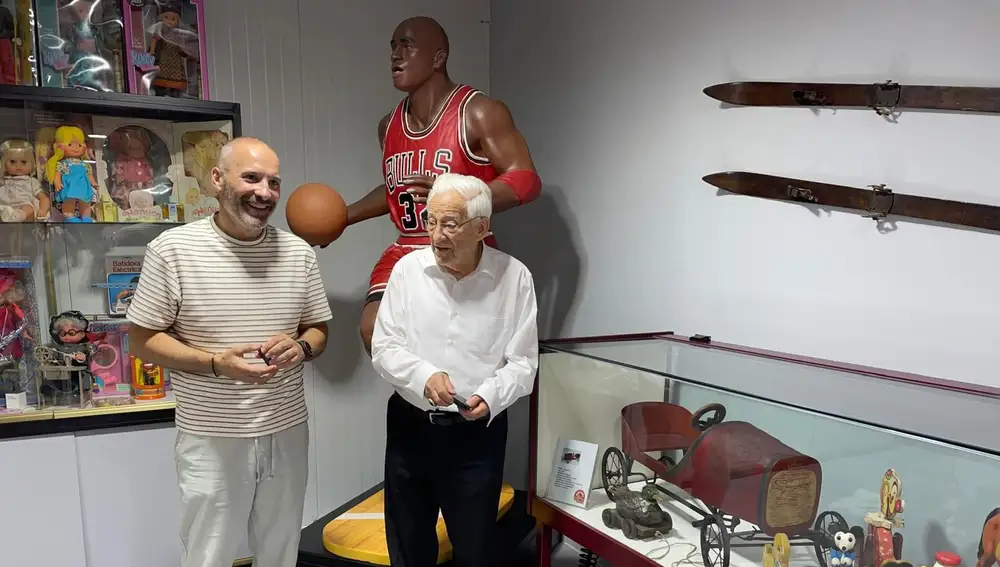 José Manuel Fernández junto al Padre Ángel en el Museo del Juguete de Medina del Campo