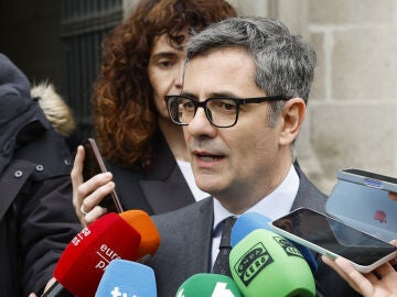 El ministro de Justicia, F&eacute;lix Bola&ntilde;os, en la capilla ardiente de Ra&uacute;l del Pozo.