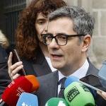 El ministro de Justicia, F&eacute;lix Bola&ntilde;os, en la capilla ardiente de Ra&uacute;l del Pozo.