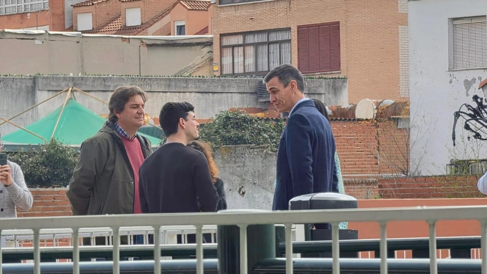 Sánchez va a Fuenlabrada, a grabar un vídeo de TikTok, y es recibido con gritos de "sinvergüenza"