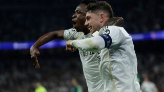 MADRID, 11/03/2026.- El centrocampista uruguayo del Real Madrid Fede Valverde (d) celebra su tercer gol con Vin&iacute;cius Junior (i) durante el encuentro correspondiente a la ida de los octavos de final de la Liga de Campeones que Real Madrid y Manchester City disputan este mi&eacute;rcoles en el estadio Santiago Bernab&eacute;u, en Madrid. EFE/ Juanjo Mart&iacute;n 