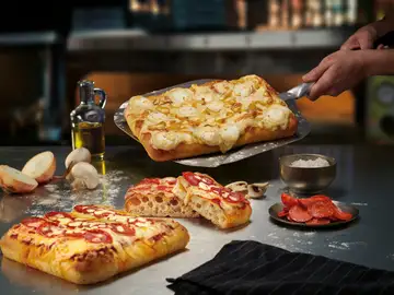 Colas en Domino´s pizza para probar su primera pizza elaborada con masa madre y aceite de oliva virgen extra Colas en Domino´s pizza para probar su primera pizza elaborada con masa madre y aceite de oliva virgen extra